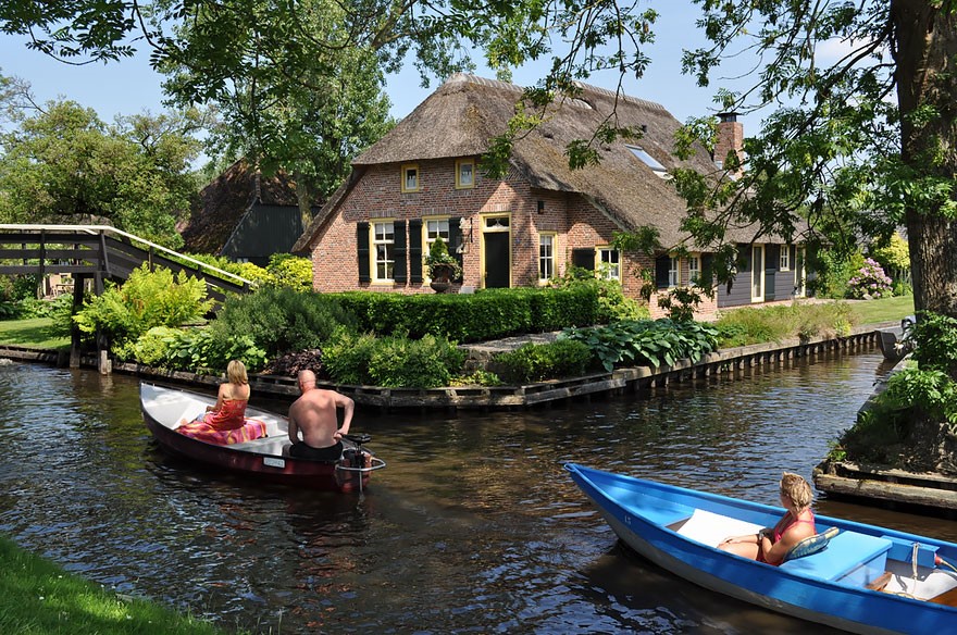 … nhưng điều đó không có nghĩa là không có cách nào để di chuyển. Nơi này cách thủ đô Amsterdam 148 km, khoảng 1 giờ 45 phút chạy xe.